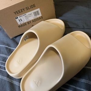 YEEZY SLIDES